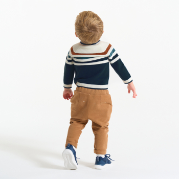 كنزة محبوكة مخططة باللون الأزرق للأولاد الصغار.